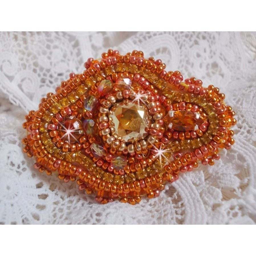 Anel Rumba bordado com um belo cristal Swarovski laranja, facetas e missangas de sementes Miyuki