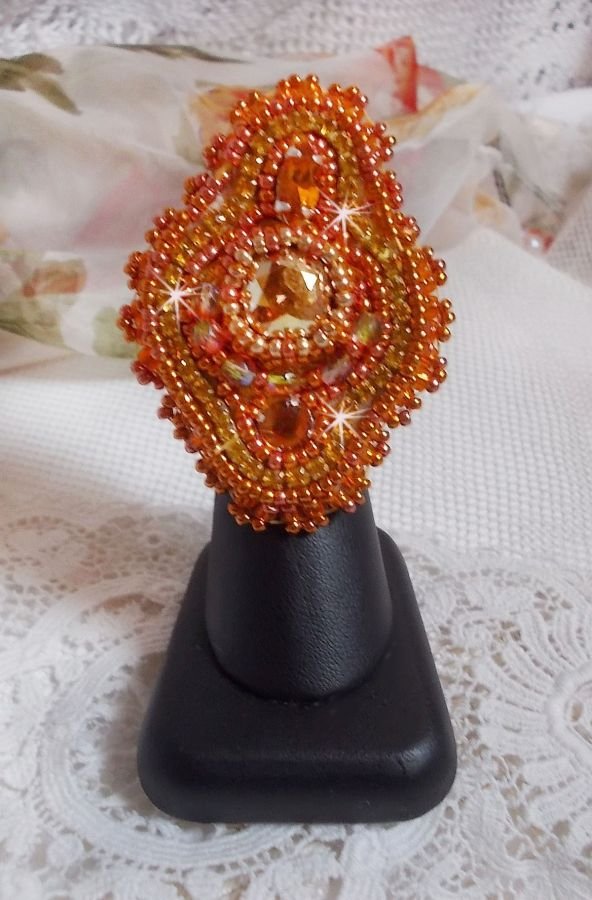 Anel Rumba bordado com um belo cristal Swarovski laranja, facetas e missangas de sementes Miyuki