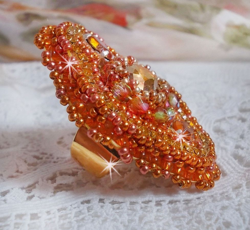 Anel Rumba bordado com um belo cristal Swarovski laranja, facetas e missangas de sementes Miyuki