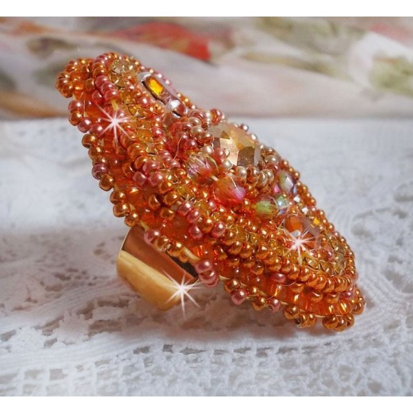 Anel Rumba bordado com um belo cristal Swarovski laranja, facetas e missangas de sementes Miyuki