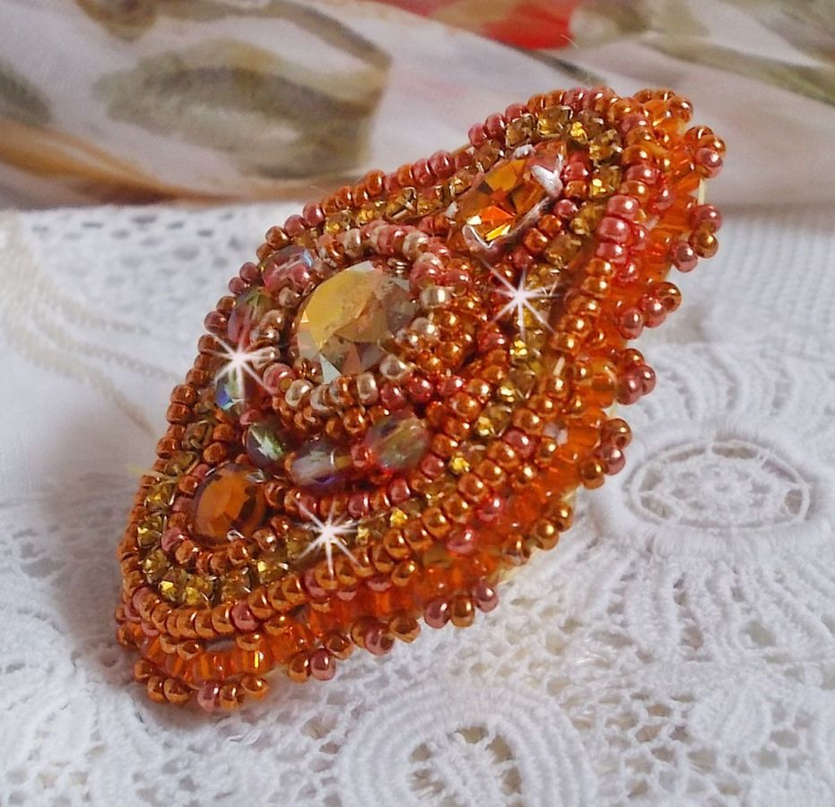 Anel Rumba bordado com um belo cristal Swarovski laranja, facetas e missangas de sementes Miyuki
