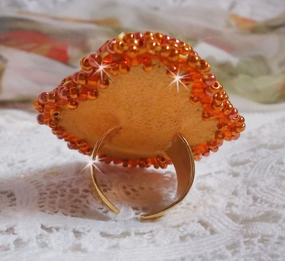 Anel Rumba bordado com um belo cristal Swarovski laranja, facetas e missangas de sementes Miyuki