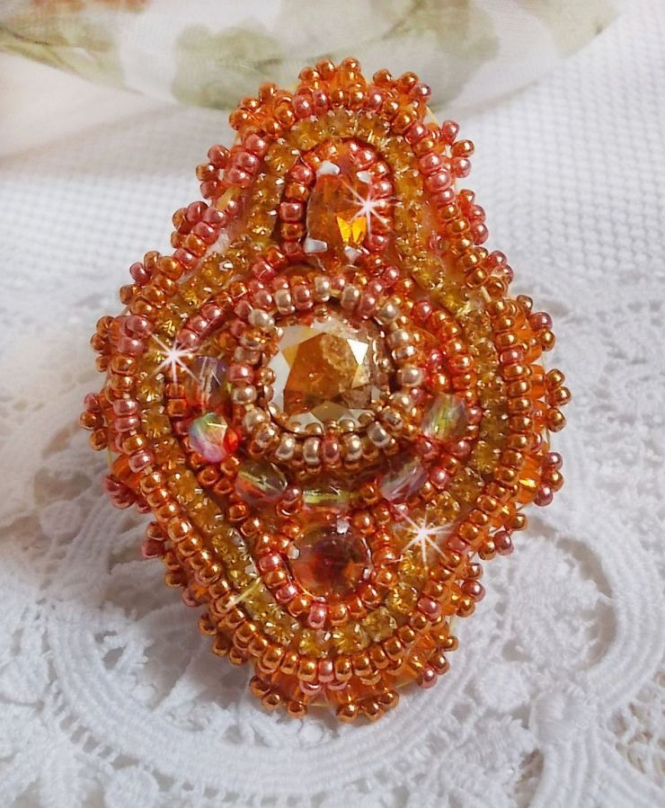 Anel Rumba bordado com um belo cristal Swarovski laranja, facetas e missangas de sementes Miyuki