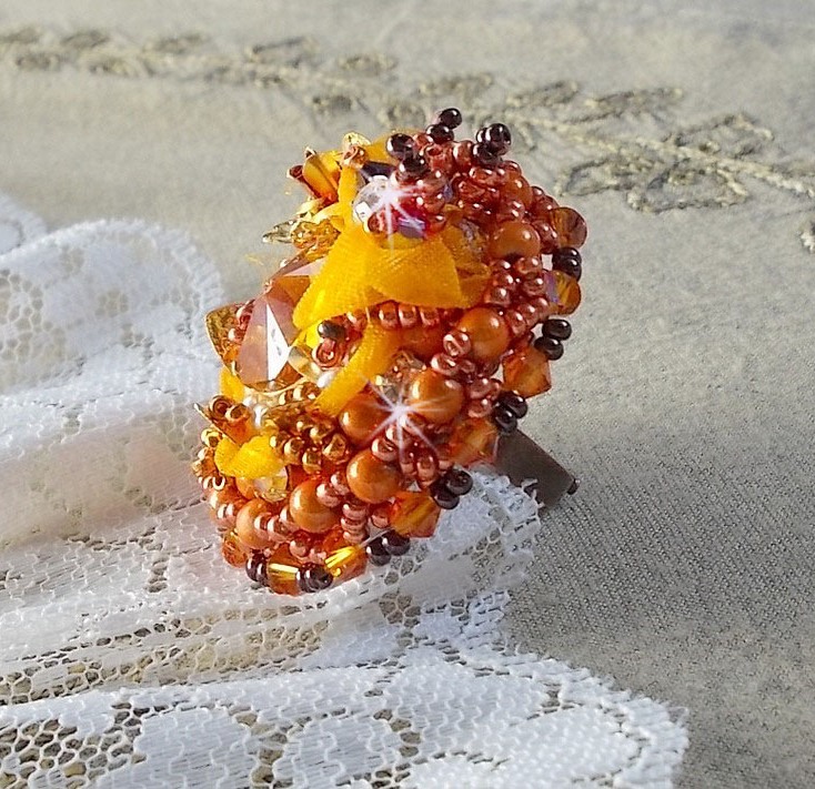 Les Rêves d'Acapulco anel bordado com cristais Swarovski, missangas de sementes Miyuki, vidro e pérolas em estilo Chic Boho Ethnic