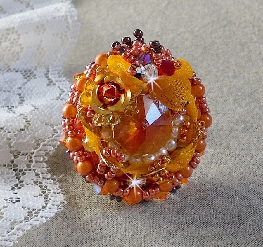 Les Rêves d'Acapulco anel bordado com cristais Swarovski, missangas de sementes Miyuki, vidro e pérolas em estilo Chic Boho Ethnic
