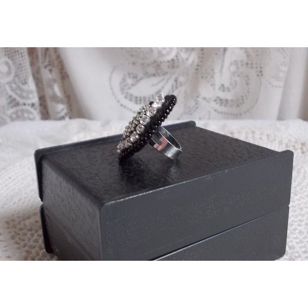 Anel de Pedra Preta bordado com uma pedra preciosa, &ocirc;nix preto, cristais e contas de sementes