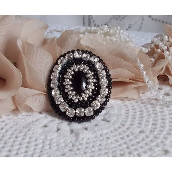 Anel de Pedra Preta bordado com uma pedra preciosa, &ocirc;nix preto, cristais e contas de sementes