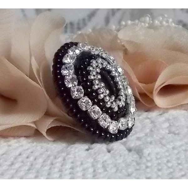 Anel de Pedra Preta bordado com uma pedra preciosa, &ocirc;nix preto, cristais e contas de sementes