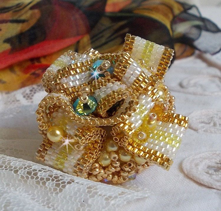 Anel Haute-Couture Gold Girassol bordado com contas de sementes douradas de 24 quilates e cristais Swarovski 