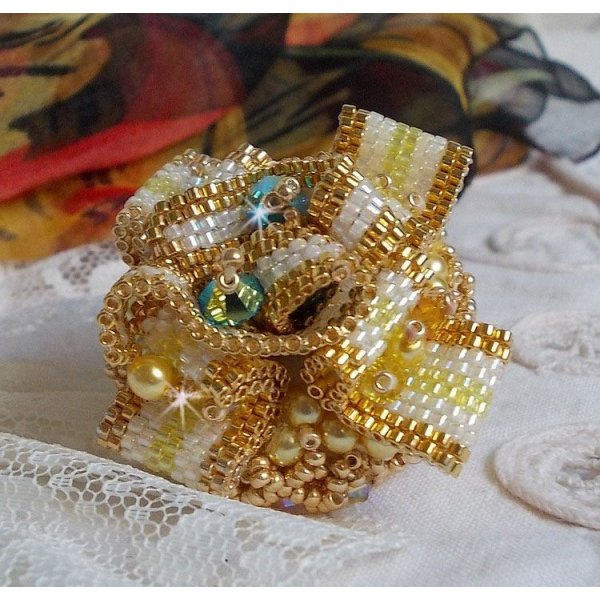Anel Haute-Couture Gold Girassol bordado com contas de sementes douradas de 24 quilates e cristais Swarovski 
