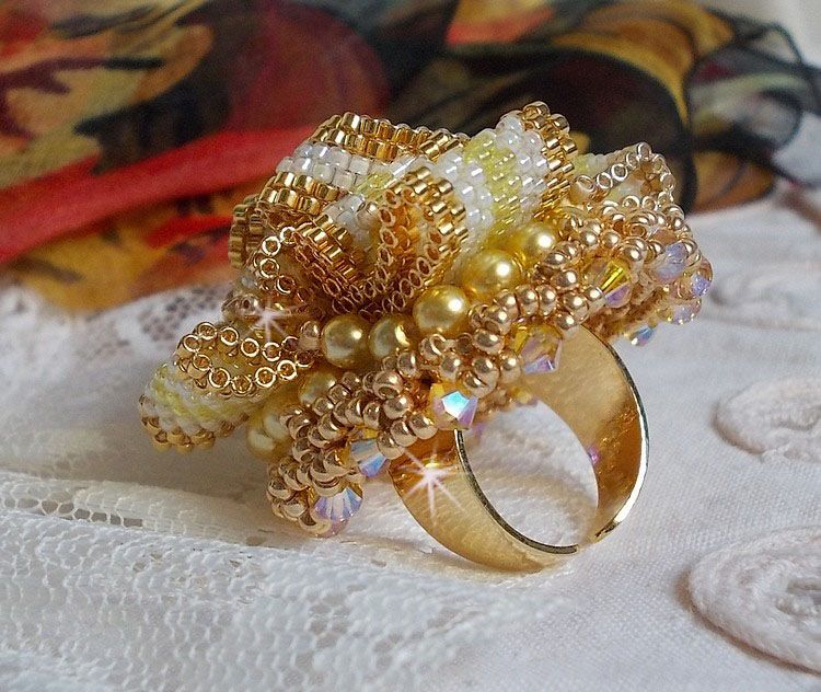 Anel Haute-Couture Gold Girassol bordado com contas de sementes douradas de 24 quilates e cristais Swarovski 