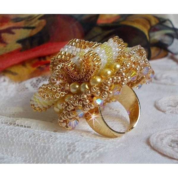 Anel Haute-Couture Gold Girassol bordado com contas de sementes douradas de 24 quilates e cristais Swarovski 