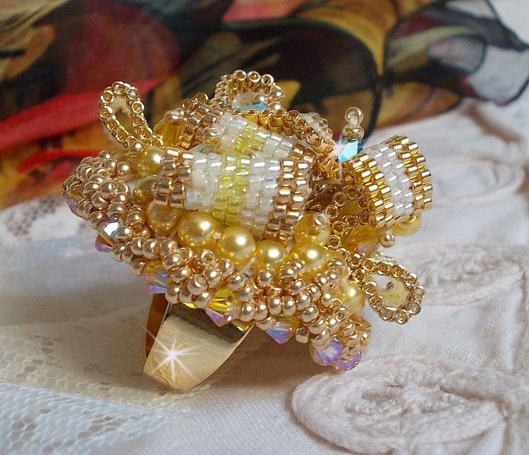 Anel Haute-Couture Gold Girassol bordado com contas de sementes douradas de 24 quilates e cristais Swarovski 