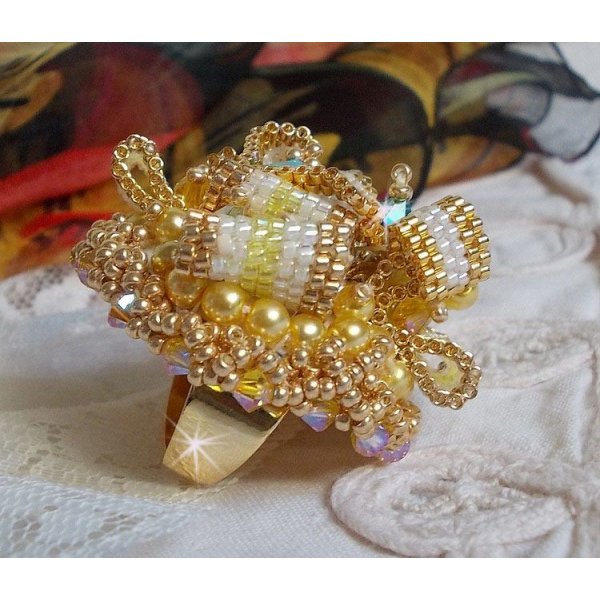 Anel Haute-Couture Gold Girassol bordado com contas de sementes douradas de 24 quilates e cristais Swarovski 