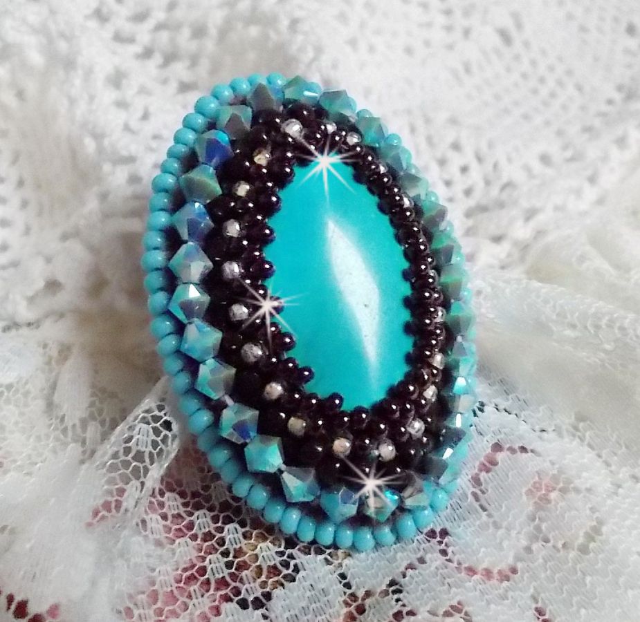 Anel turquesa bordado com um cabochon turquesa, pião PureCrystal e missangas de sementes