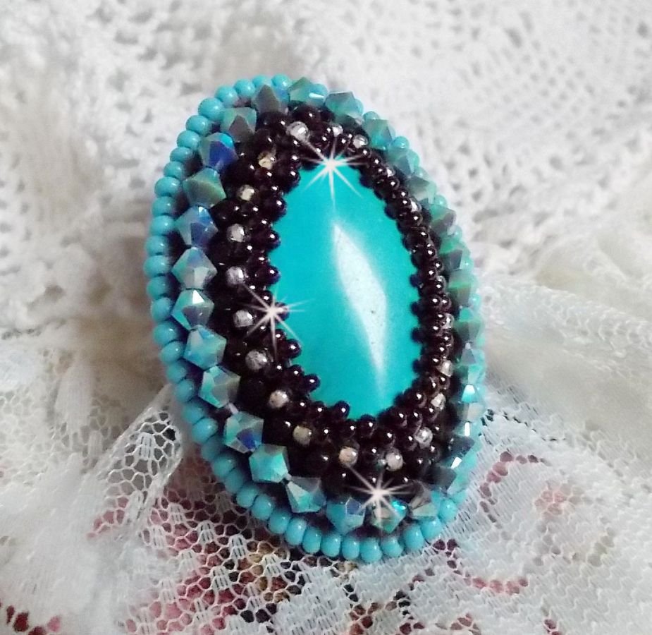 Anel turquesa bordado com um cabochon turquesa, pião PureCrystal e missangas de sementes