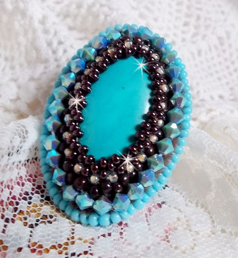 Anel turquesa bordado com um cabochon turquesa, pião PureCrystal e missangas de sementes