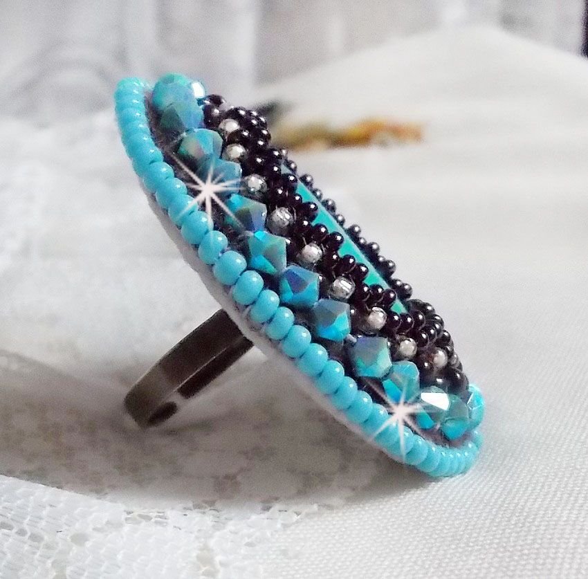 Anel turquesa bordado com um cabochon turquesa, pião PureCrystal e missangas de sementes