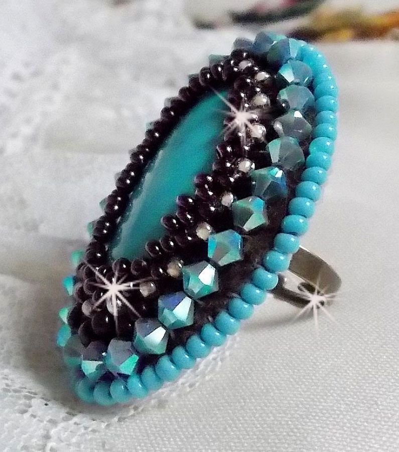 Anel turquesa bordado com um cabochon turquesa, pião PureCrystal e missangas de sementes