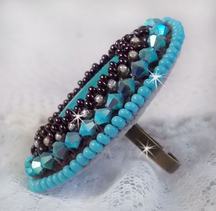 Anel turquesa bordado com um cabochon turquesa, pião PureCrystal e missangas de sementes