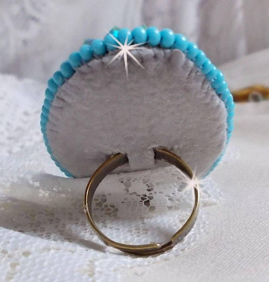 Anel turquesa bordado com um cabochon turquesa, pião PureCrystal e missangas de sementes