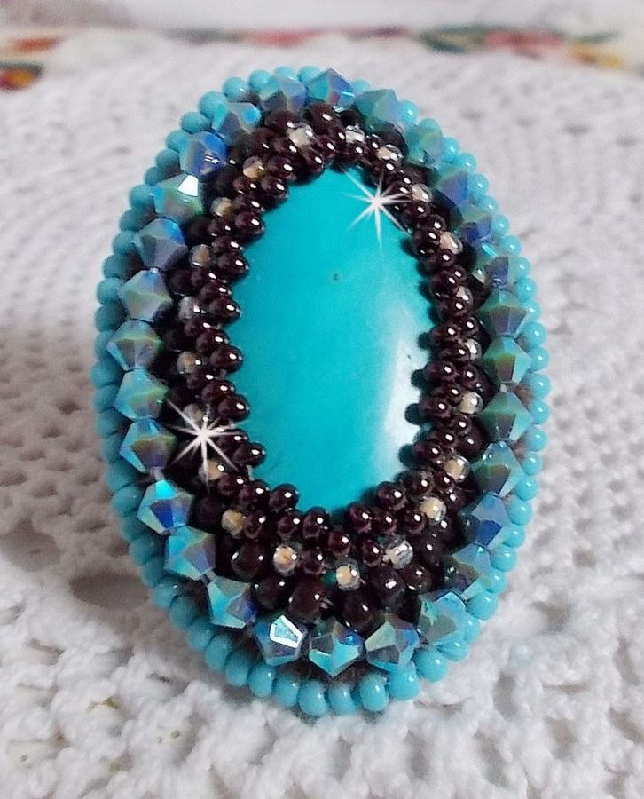 Anel turquesa bordado com um cabochon turquesa, pião PureCrystal e missangas de sementes