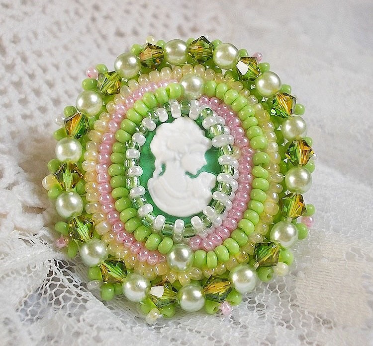 Anisse anel bordado com um retrato de cabochon de resina de uma mulher com rosas e cristais Swarovski