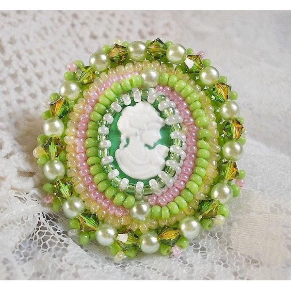 Anisse anel bordado com um retrato de cabochon de resina de uma mulher com rosas e cristais Swarovski
