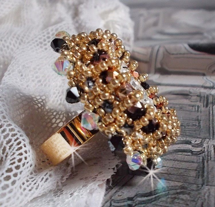 Anel Preto Sagrado bordado com cristais Swarovski vintage, facetas e missangas de sementes