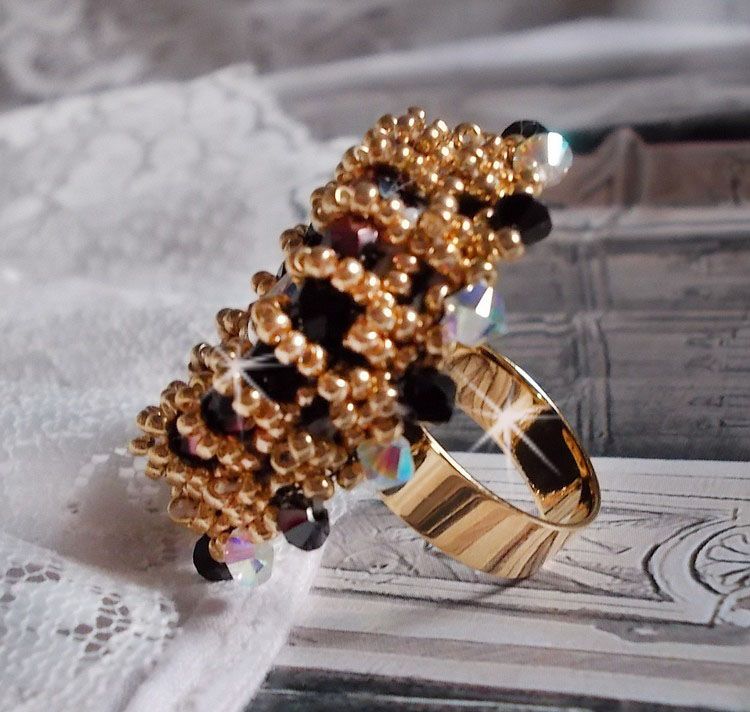 Anel Preto Sagrado bordado com cristais Swarovski vintage, facetas e missangas de sementes