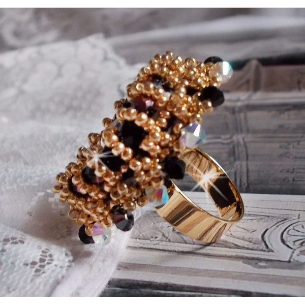 Anel Preto Sagrado bordado com cristais Swarovski vintage, facetas e missangas de sementes