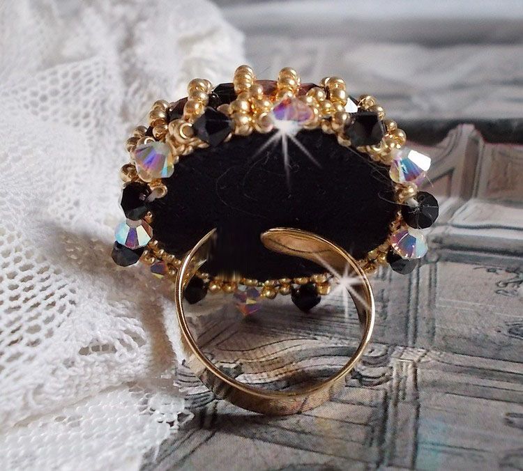 Anel Preto Sagrado bordado com cristais Swarovski vintage, facetas e missangas de sementes
