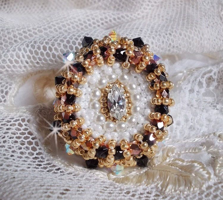 Anel Preto Sagrado bordado com cristais Swarovski vintage, facetas e missangas de sementes