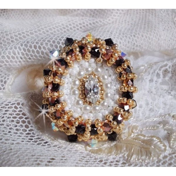 Anel Preto Sagrado bordado com cristais Swarovski vintage, facetas e missangas de sementes