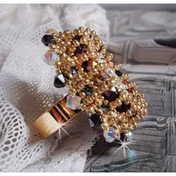 Anel Preto Sagrado bordado com cristais Swarovski vintage, facetas e missangas de sementes