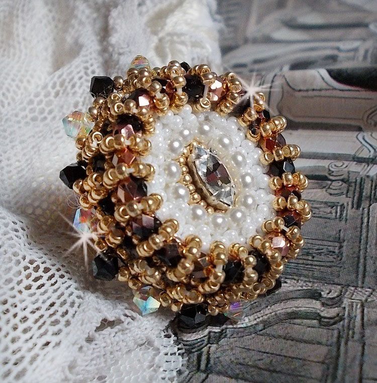 Anel Preto Sagrado bordado com cristais Swarovski vintage, facetas e missangas de sementes
