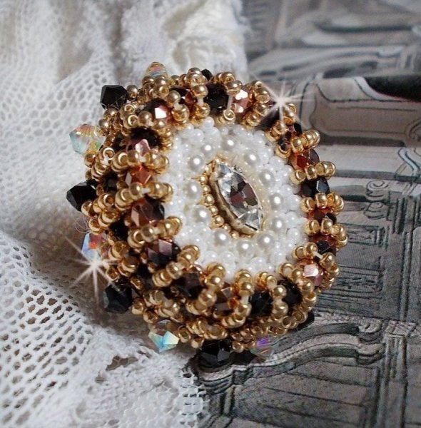 Anel Preto Sagrado bordado com cristais Swarovski vintage, facetas e missangas de sementes