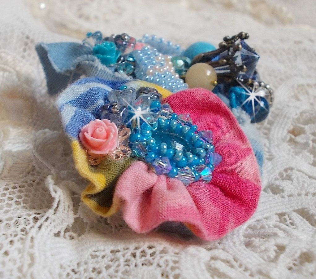 Clip de cabelo do Far West bordado com pedras semi-preciosas (Sodalite e Yellow Jade), tecido Jean com flores, cristais Swarovski e missangas de sementes