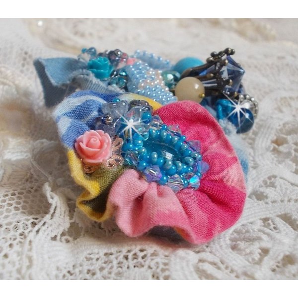 Clip de cabelo do Far West bordado com pedras semi-preciosas (Sodalite e Yellow Jade), tecido Jean com flores, cristais Swarovski e missangas de sementes