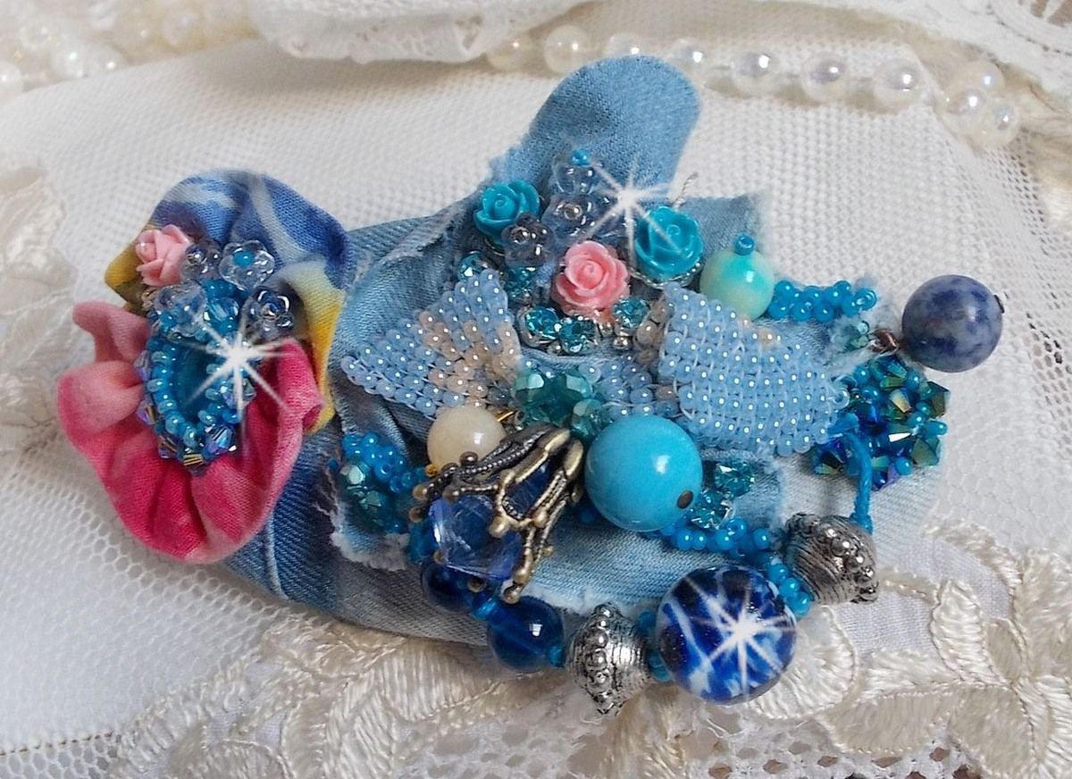 Clip de cabelo do Far West bordado com pedras semi-preciosas (Sodalite e Yellow Jade), tecido Jean com flores, cristais Swarovski e missangas de sementes