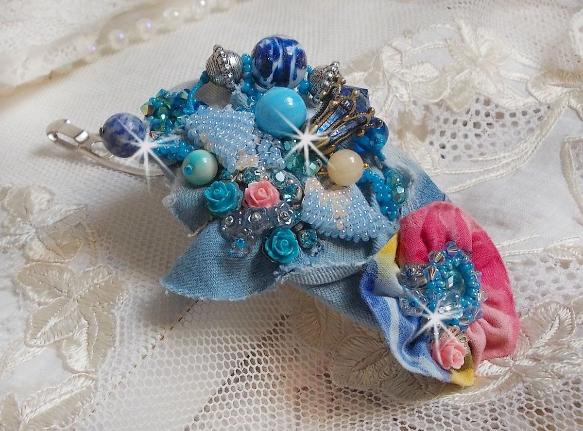 Clip de cabelo do Far West bordado com pedras semi-preciosas (Sodalite e Yellow Jade), tecido Jean com flores, cristais Swarovski e missangas de sementes