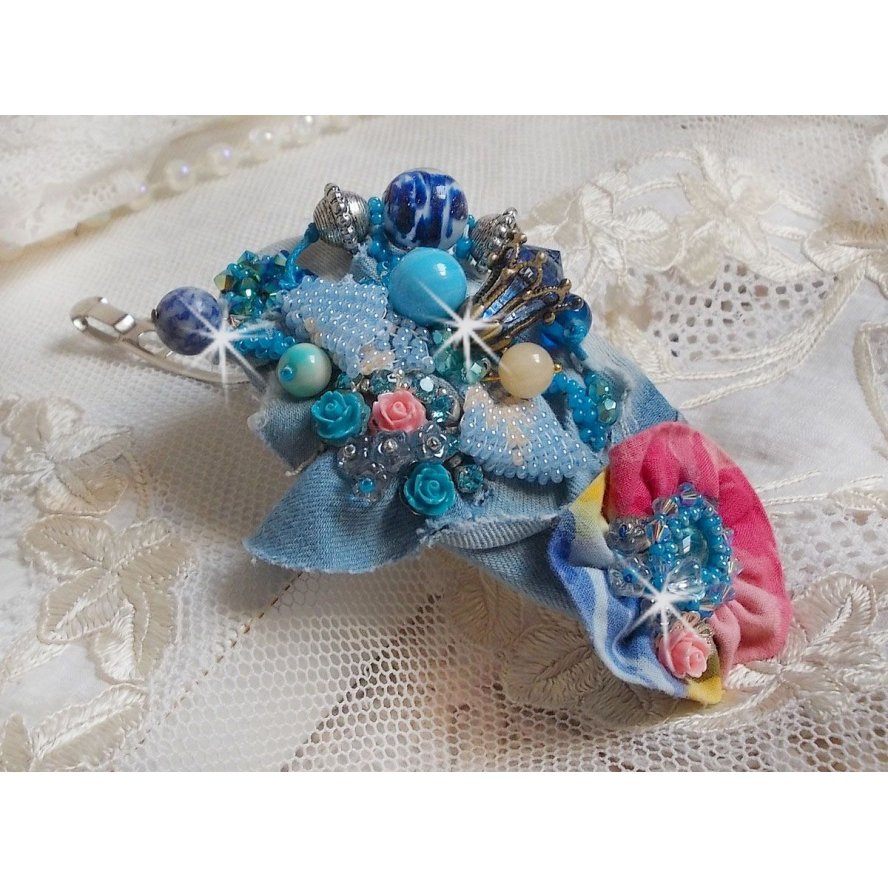 Clip de cabelo do Far West bordado com pedras semi-preciosas (Sodalite e Yellow Jade), tecido Jean com flores, cristais Swarovski e missangas de sementes
