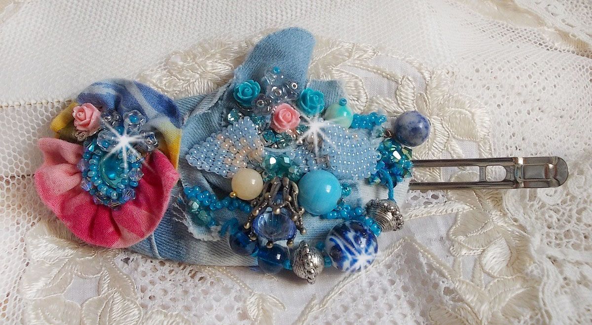 Clip de cabelo do Far West bordado com pedras semi-preciosas (Sodalite e Yellow Jade), tecido Jean com flores, cristais Swarovski e missangas de sementes