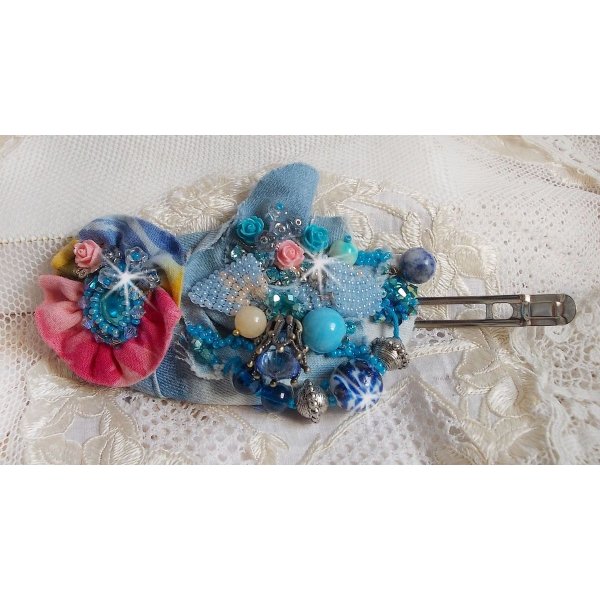 Clip de cabelo do Far West bordado com pedras semi-preciosas (Sodalite e Yellow Jade), tecido Jean com flores, cristais Swarovski e missangas de sementes