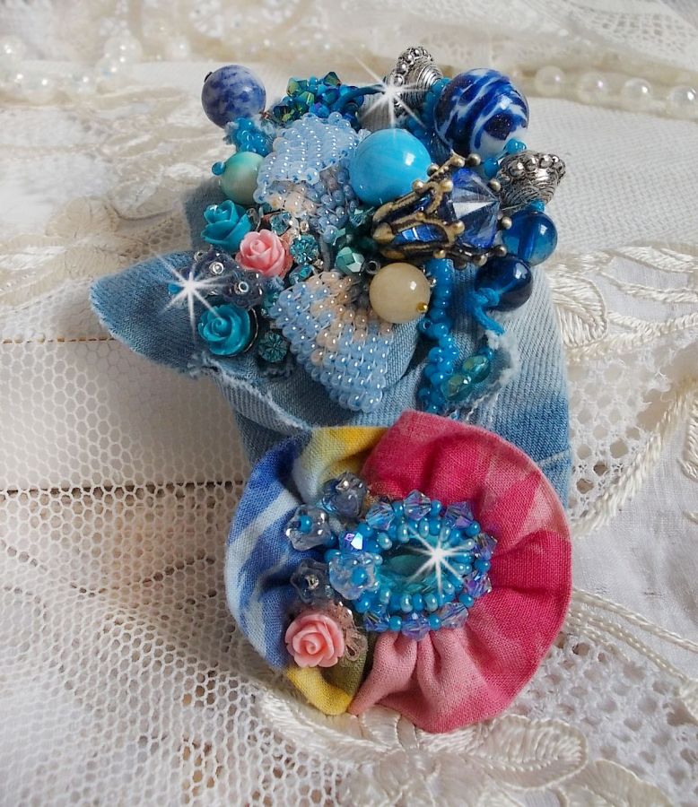 Clip de cabelo do Far West bordado com pedras semi-preciosas (Sodalite e Yellow Jade), tecido Jean com flores, cristais Swarovski e missangas de sementes