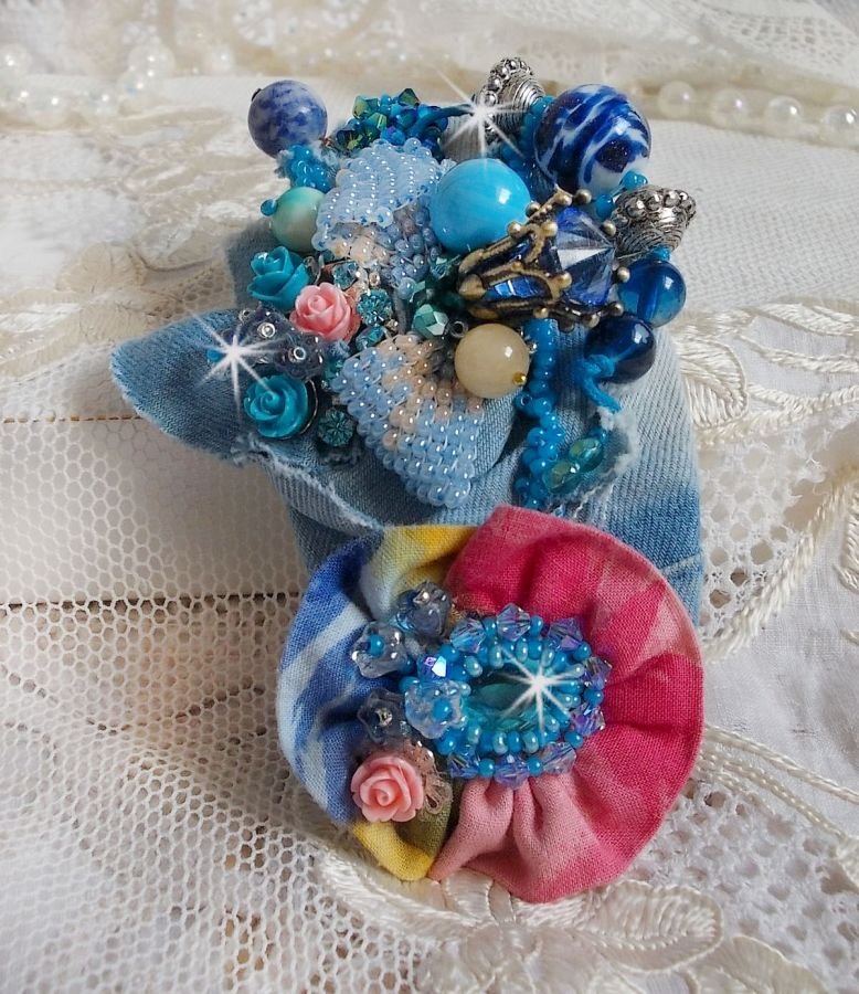 Clip de cabelo do Far West bordado com pedras semi-preciosas (Sodalite e Yellow Jade), tecido Jean com flores, cristais Swarovski e missangas de sementes