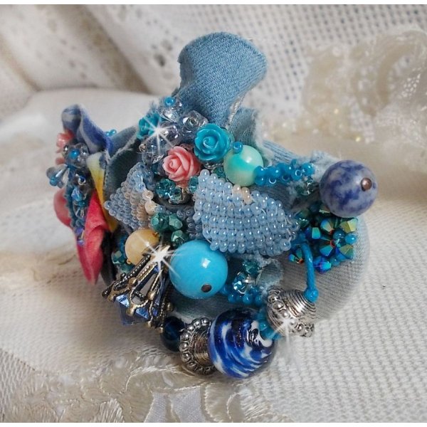 Clip de cabelo do Far West bordado com pedras semi-preciosas (Sodalite e Yellow Jade), tecido Jean com flores, cristais Swarovski e missangas de sementes