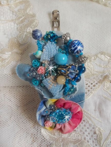 Clip de cabelo do Far West bordado com pedras semi-preciosas (Sodalite e Yellow Jade), tecido Jean com flores, cristais Swarovski e missangas de sementes