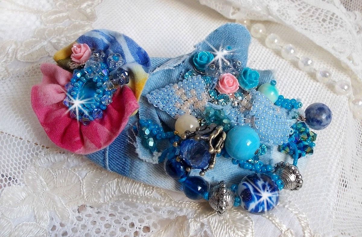 Clip de cabelo do Far West bordado com pedras semi-preciosas (Sodalite e Yellow Jade), tecido Jean com flores, cristais Swarovski e missangas de sementes