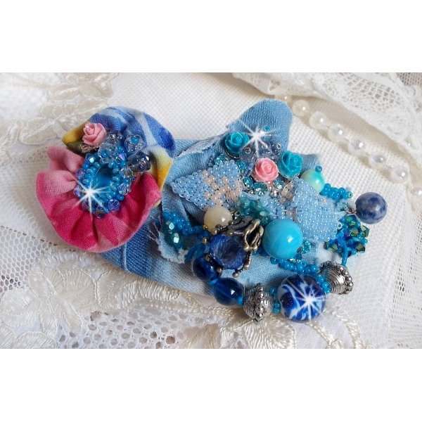 Clip de cabelo do Far West bordado com pedras semi-preciosas (Sodalite e Yellow Jade), tecido Jean com flores, cristais Swarovski e missangas de sementes